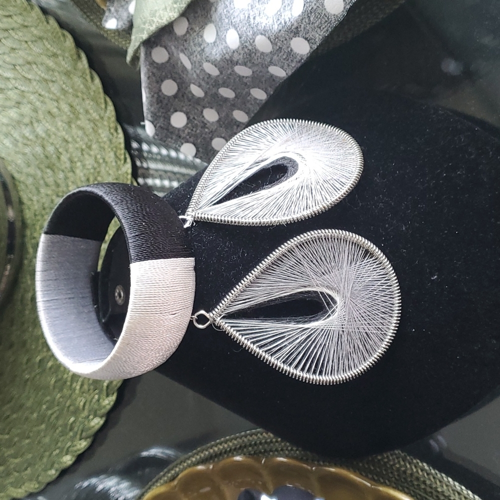 Earrings and bracelet set - Picture 1 of 7